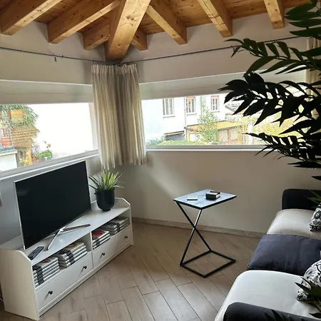 Down Town Менаджо